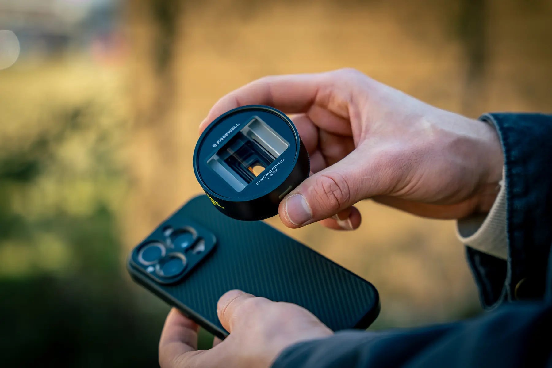 Installing the Freewell 1.55x lens on a smartphone