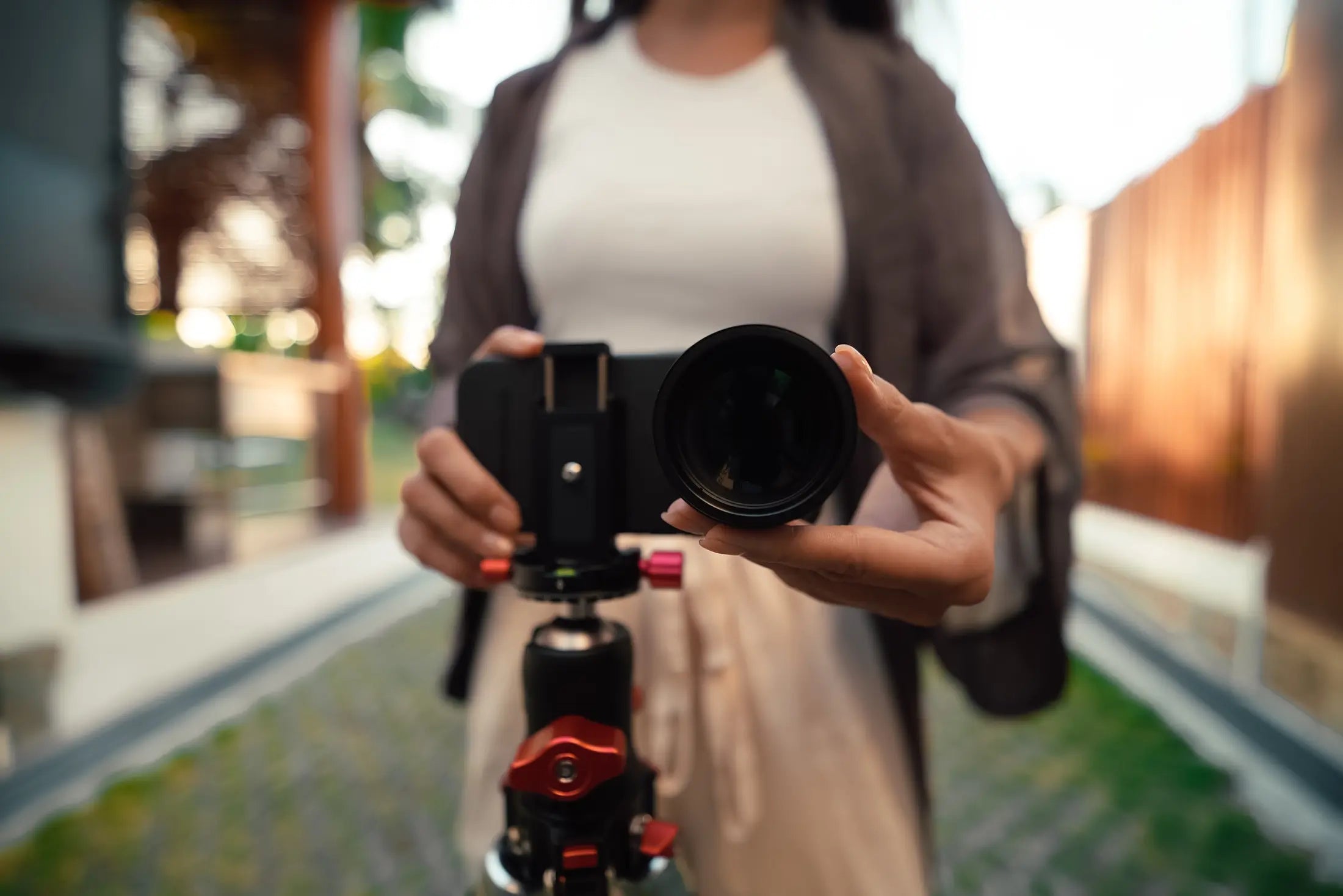Freewell 3x telephoto lens mounted on a smartphone cage