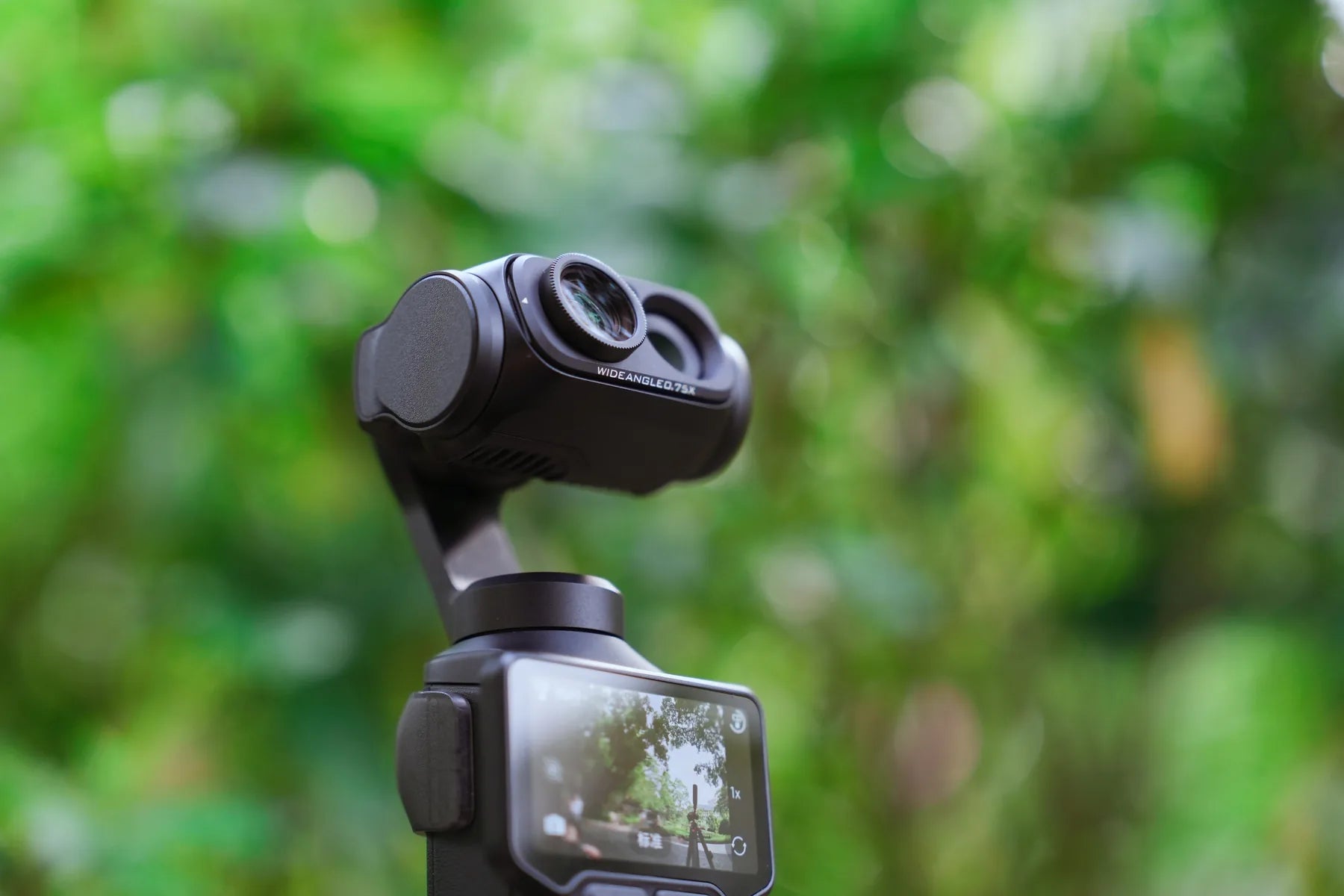 Freewell 0.75x wide-angle lens mounted on Insta360 Luna Ultra