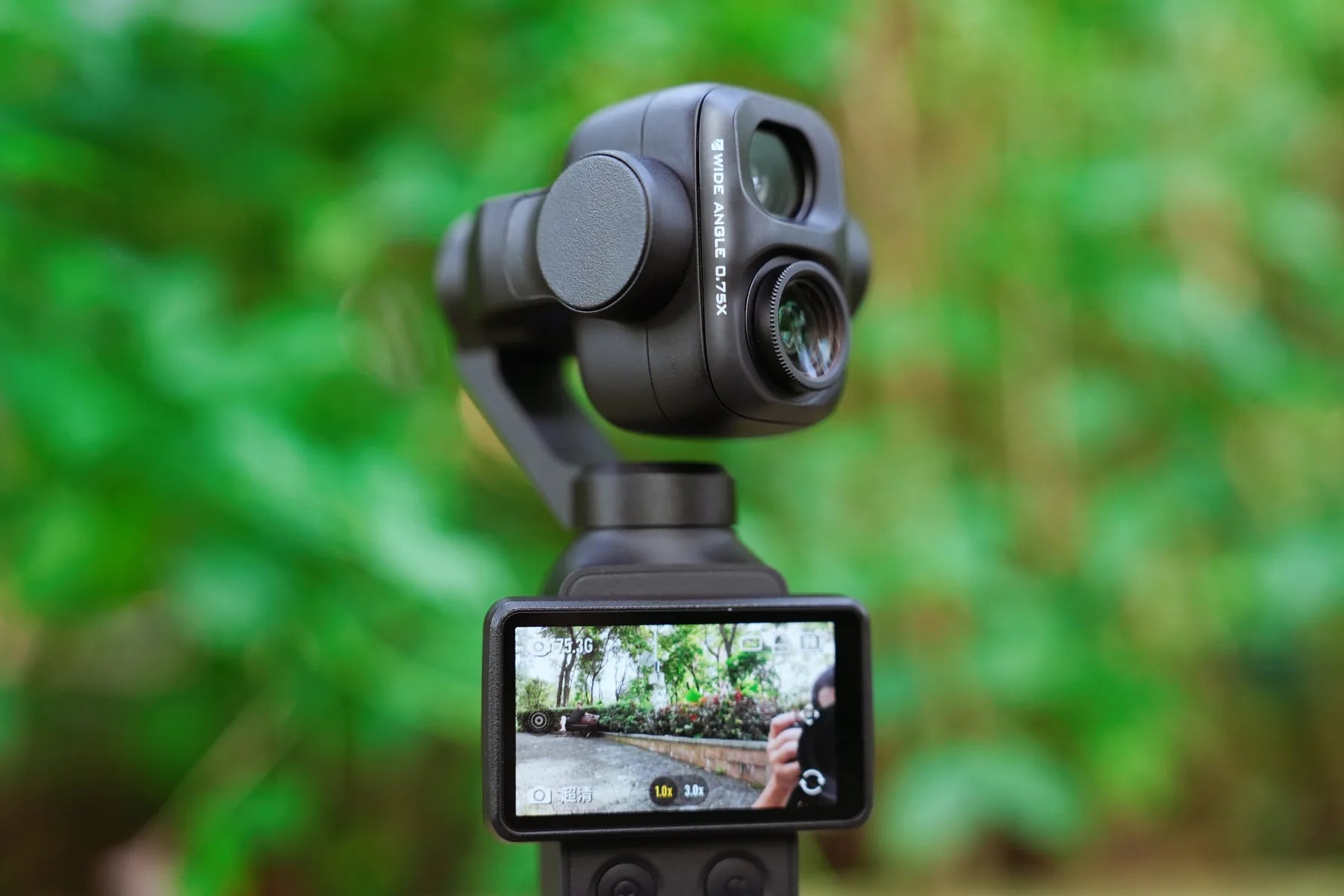Close view of the Freewell 0.75x wide-angle lens on DJI Osmo Pocket 4P